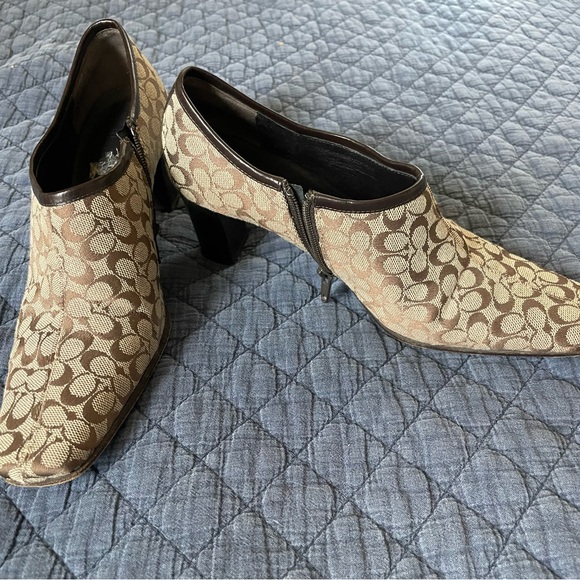 Signature Coach, two-tone brown boots. Size 6 1/2. - Picture 5 of 5